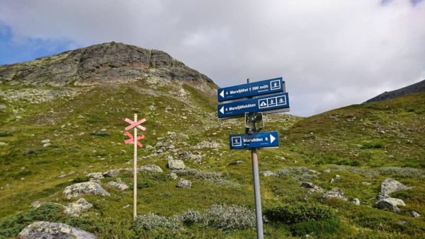 Vandring på Marsfjället, moln tornar upp sig bakom fjälltoppen