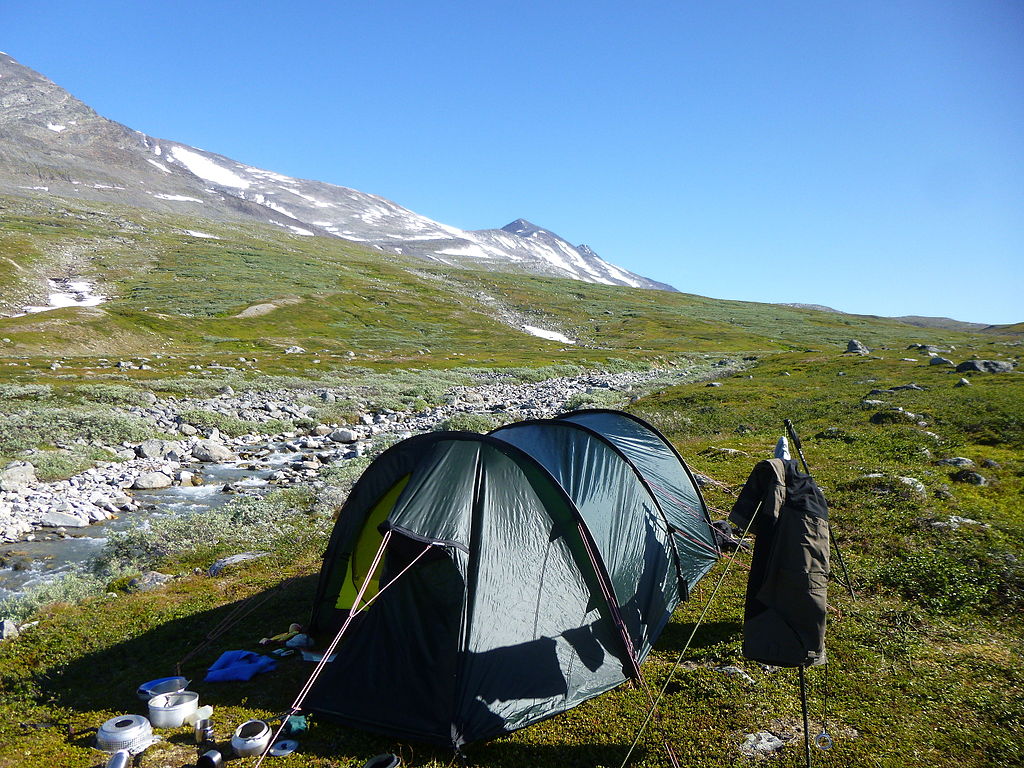 Hilleberg tunneltält vid bäck i Sarek