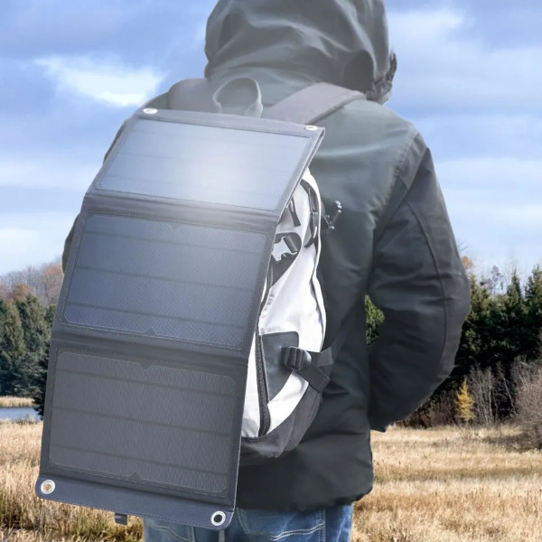 Vikbar solcellsladdare hänger utanpå ryggsäck