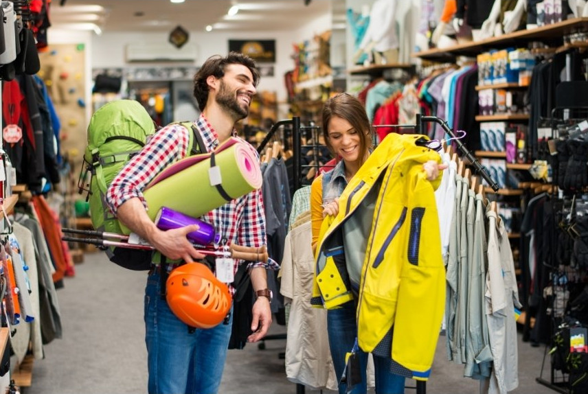 Två kunder i en butik för friluftsliv