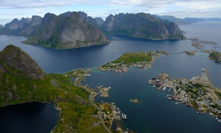 Utsikt från Reinebringen ner över fjord i Lofoten, Norge