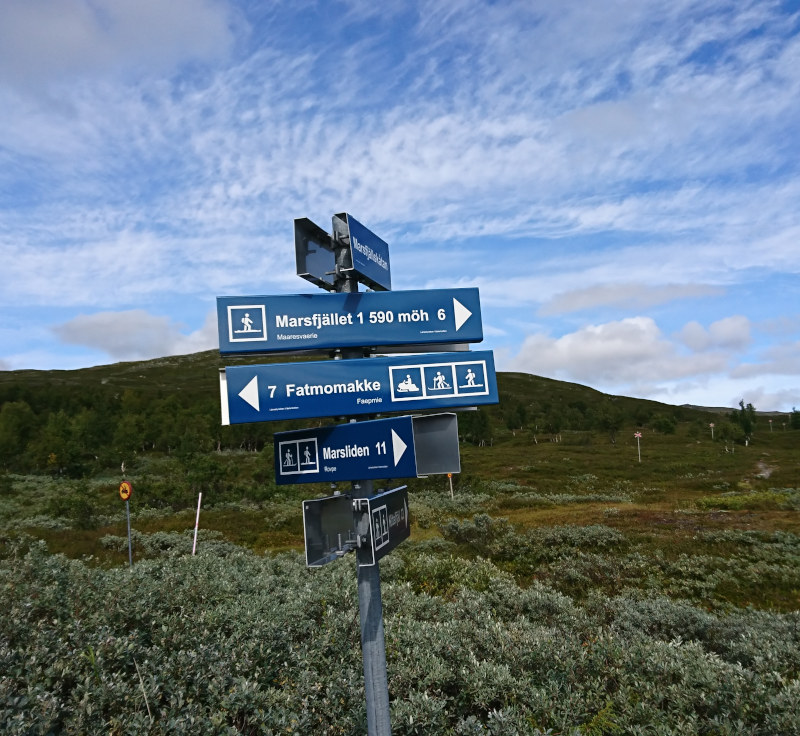 Skylt vid Marsfjällskåtan som visar avstånd