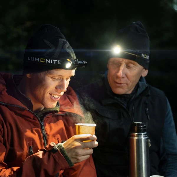 Gunde och Ferry Svan dricker kaffe i mörkret med varsin Lumonite pannlampa på huvudet