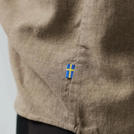 närbild på en skjorta från Fjällräven tillverkad i hampa