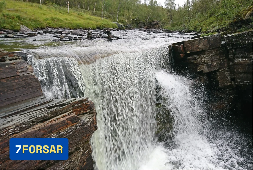 En av sju forsar längs vandringsleden i Klimpfjäll