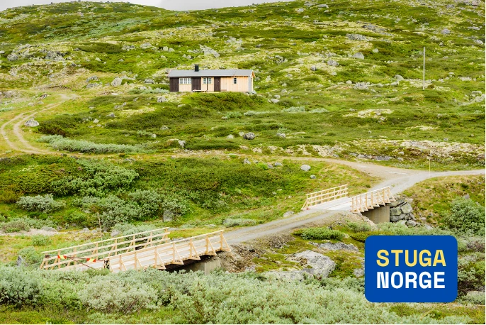 Ett avlägset fritidshus i de norska fjällen sommartid
