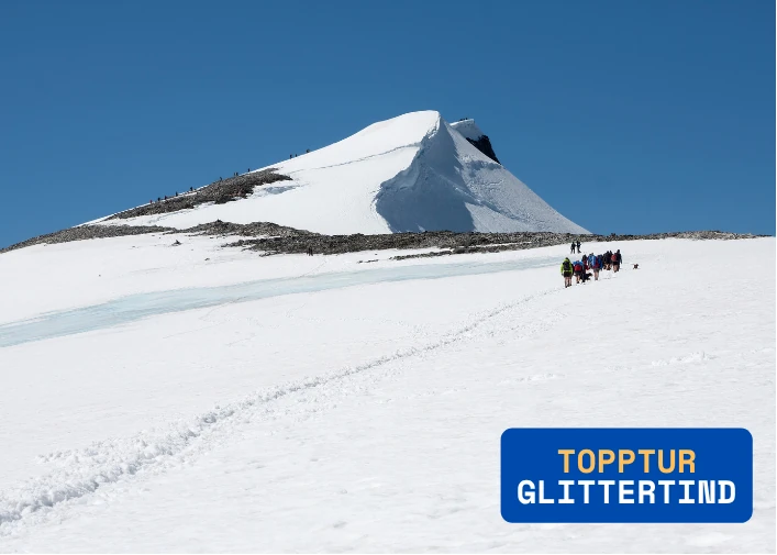 Det är populärt att vandra upp på Glittertind sommartid, sista biten oftast på snö